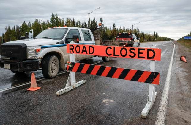 News Bilder des Tages Waldbrände in Kanada August 17, 2023, Fort Providence, NT, CANADA: The road is closed north to Yellowknife from Fort Providence, N.W.T., Thursday, Aug. 17, 2023. Fort Providence CANADA  - ZUMAc35_ 20230817_zaf_c35_112 Copyright: xJeffxMcintoshx