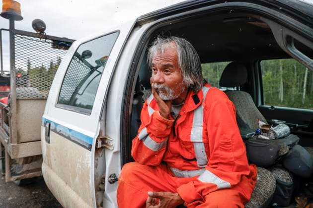 Waldbrände in Kanada August 17, 2023, Fort Providence, NT, CANADA: Keith Swirlle rests in his truck while directing traffic from Yellowknife in Fort Providence, N.W.T., Thursday, Aug. 17, 2023. Fort Providence CANADA  - ZUMAc35_ 20230817_zaf_c35_114 Copyright: xJeffxMcintoshx