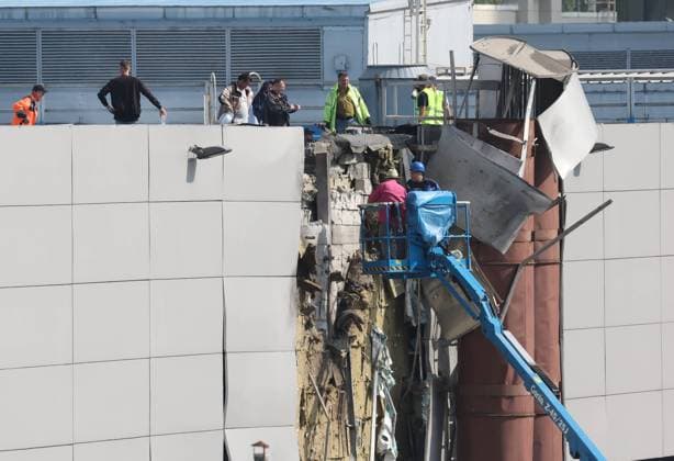 Bilder des Jahres 2023, News 08 August News Themen der Woche KW33 News Bilder des Tages RUSSIA, MOSCOW - AUGUST 18, 2023: Damage from a drone fall at the Moscow International Business Centre (Moscow City). The Russian Defence Ministry reports to have downed a Ukrainian drone over the city; the drone fell on a non-residential building near Krasnopresnenskaya Embankment. Valery Sharifulin TASS  61140413