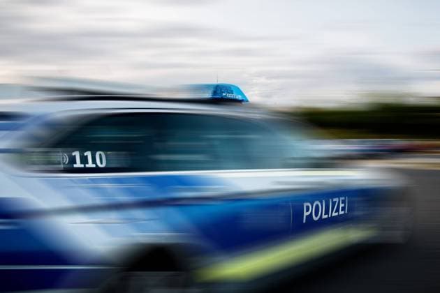 Bamberg, Deutschland 16. August 2023: Themenbilder - Symbolbilder - Polizei Blaulicht - 2023 Ein Einsatzfahrzeug der Polizei, Streifenwagen mit Blaulicht in Bamberg Bayern. Bayern *** Bamberg, Germany 16 August 2023 theme images symbol images police blue light 2023 A police emergency vehicle, patrol car with blue light in Bamberg Bavaria Bavaria Copyright: xFotostandx xK.xSchmittx