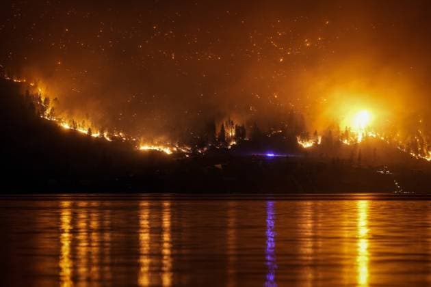 August 18, 2023, WEST KELOWNA, BC, CANADA: The McDougall Creek wildfire burns on the mountainside above lakefront homes, in West Kelowna, B.C., on Friday, August 18, 2023. WEST KELOWNA CANADA  - ZUMAc35_ 20230818_zaf_c35_003 Copyright: xDarrylxDyckx