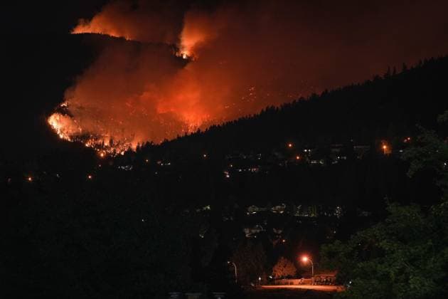 News Bilder des Tages August 18, 2023, WEST KELOWNA, BC, CANADA: The McDougall Creek wildfire burns on the mountainside above houses in West Kelowna, B.C., on Friday, August 18, 2023. WEST KELOWNA CANADA  - ZUMAc35_ 20230818_zaf_c35_006 Copyright: xDarrylxDyckx