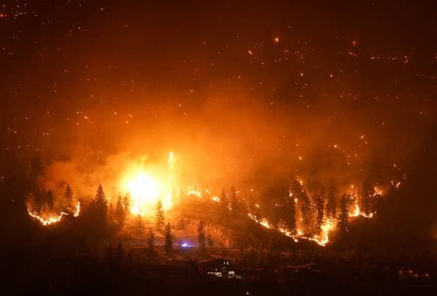 August 18, 2023, WEST KELOWNA, BC, CANADA: The McDougall Creek wildfire burns on the mountainside above lakefront homes in West Kelowna, B.C., on Friday, August 18, 2023. WEST KELOWNA CANADA  - ZUMAc35_ 20230818_zaf_c35_008 Copyright: xDarrylxDyckx