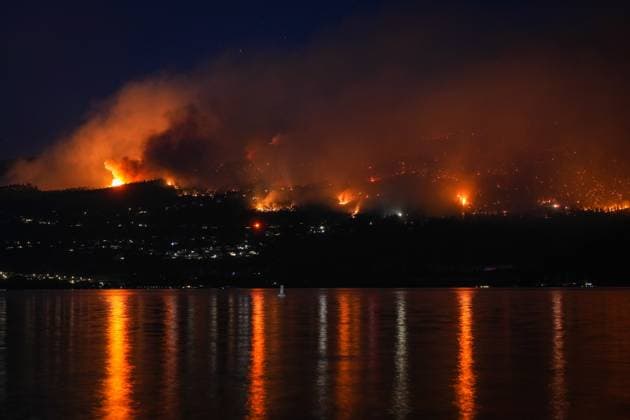August 18, 2023, WEST KELOWNA, BC, CANADA: The McDougall Creek wildfire burns on the mountainside above lakefront homes in West Kelowna, B.C., on Friday, August 18, 2023. WEST KELOWNA CANADA  - ZUMAc35_ 20230818_zaf_c35_012 Copyright: xDarrylxDyckx