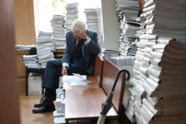 Bilder des Jahres 2023, News 08 August News Themen der Woche KW33 News Bilder des Tages Russia Independent Election Watchdog Leader Trial 8498066 18.08.2023 Lawyer Mikhail Biryukov waits before hearing on the election of a preventive measure for co-chair of Russia s independent election monitoring group Golos, Grigory Melkonyants, accused of organizing activities of an undesirable group, at the Basmanny District Court in Moscow, Russia. Kristina Kormilitsyna Sputnik Moscow Russia  Copyright: xKristinaxKormilitsynax