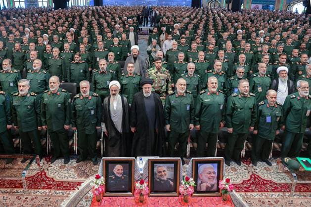 News Themen der Woche KW33 News Bilder des Tages August 18, 2023, Tehran, Iran: Iranian president EBRAHIM RAISI (C) and IRGC commander-in-chief HOSSEIN SALAMI (C-R) attend during a meeting with high-ranking commanders and members of Iran s Islamic Revolution Guards Corps (IRGC). The Islamic Revolutionary Guard Corps, also called Sepah or Pasdaran, is a multi-service primary branch of the Iranian Armed Forces. It was officially established by Ruhollah Khomeini as a military branch in May 1979, in the aftermath of the Islamic Revolution. Whereas the Iranian Army protects the country s sovereignty in a traditional capacity, the IRGC s constitutional mandate is to ensure the integrity of the Islamic Republic. Most interpretations of this mandate assert that it entrusts the IRGC with preventin - ZUMAi98_ 20230818_zih_i98_008 Copyright: xIranianxPresidencyx