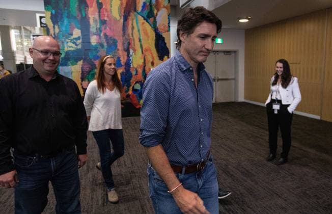 August 18, 2023, EDMONTON, AB, CANADA: Prime Minister Justin Trudeau makes his way to speak about the wildfires in B.C. and the Northwest Territories after visiting evacuees in Edmonton, Friday, Aug. 18, 2023. EDMONTON CANADA  - ZUMAc35_ 20230818_zaf_c35_068 Copyright: xJasonxFransonx