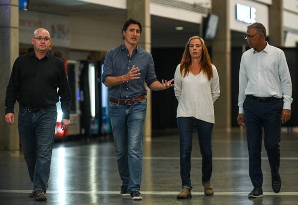 PM Trudeau Visits Wildfire Evacuees In Edmonton EDMONTON, CANADA - AUGUST 18, 2023: (L-R) MLA Searle Turton, Canadian PM Justin Trudeau, MLA Caroline Wawzonek and Edmonton Mayor Amarjeet Sohi seen at Edmonton s Expo Center transformed into the Emergency Response Center in Edmonton, on August 18, 2023, in Edmonton s Expo Center, Edmonton, Canada. PM Trudeau visited wildfire evacuees from the Northwest Territories. The Edmonton hub helped 974 residents and 60 animals by providing essentials. PM Trudeau highlighted community resilience amid home concerns and thanked Canadians for unprecedented summer support during fires and floods, highlighting responsive and compassionate individuals, while pledging federal coordination with British Columbia Copyright: xArturxWidakx originalFilename: widak-pmtrudea230818_nplKZ.jpg
