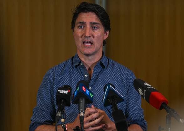 PM Trudeau Visits Wildfire Evacuees In Edmonton EDMONTON, CANADA - AUGUST 18, 2023: Canadian PM Justin Trudeau speaks at Edmonton s Expo Center transformed into the Emergency Response Center in Edmonton, on August 18, 2023, in Edmonton s Expo Center, Edmonton, Canada. PM Trudeau visited wildfire evacuees from the Northwest Territories. The Edmonton hub helped 974 residents and 60 animals by providing essentials. PM Trudeau highlighted community resilience amid home concerns and thanked Canadians for unprecedented summer support during fires and floods, highlighting responsive and compassionate individuals, while pledging federal coordination with British Columbia wildfires. Edmonton Canada  Copyright: xArturxWidakx originalFilename: widak-pmtrudea230818_npgNW.jpg