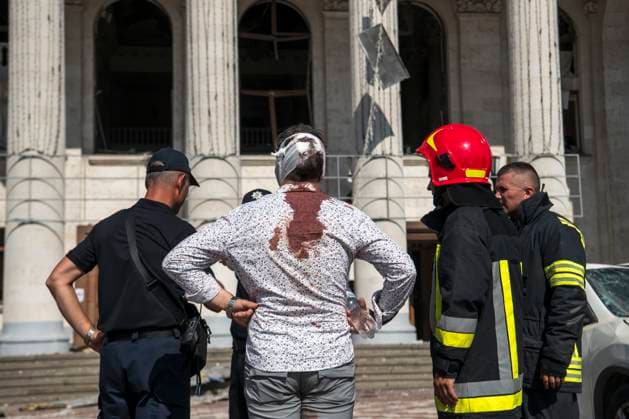 News Themen der Woche KW33 News Bilder des Tages The Site Of A Russian Missile Strike In Chernihiv A man who was injured near the drama theatre during a Russian missile strike, in Chernihiv, Ukraine August 19, 2023 Chernihiv Ukraine  Copyright: xMaxymxMarusenkox originalFilename: musienko-notitle230819_np76O.jpg