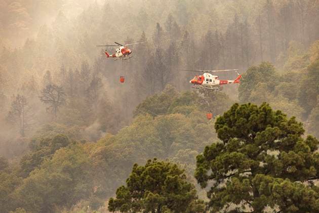 Bilder des Jahres 2023, News 08 August News Themen der Woche KW33 Tenerife Wildfire Forces Thousands to Evacuate Hydroplanes work on extinguishing the forest fire, August 19, 2023, in La Orotava, Tenerife, Canary Islands (Spain). The situation of the forest fire that started on the night of August 15 in the mountain of Arafo, on the island of Tenerife, has become more complicated in the northern area of during the last hours due to the worsening weather conditions, so that the Emergency Management of the Infoca Plan has been forced to order new evacuations in La Orotava, La Matanza, La Victoria de Acentejo, with others planned in El Sauzal, Santa Ursula and Tacoronte. The fire, although normalized, is still uncontrolled and has affected 5,000 hectares with a perimeter of 50 kilometers. Photo by Europa Pre  Copyright: xEuropaxPress ABACAx 864479_014 EuropaxPress ABACAx 864479_014
