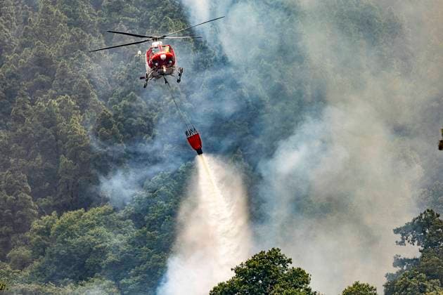 News Themen der Woche KW33 News Bilder des Tages Tenerife Wildfire Forces Thousands to Evacuate A seaplane works to extinguish a forest fire, August 19, 2023, in La Orotava, Tenerife, Canary Islands (Spain). The situation of the forest fire that started on the night of August 15 in the mountain of Arafo, on the island of Tenerife, has been complicated in the northern area of during the last hours due to the worsening of the weather conditions, so that the direction of the Emergencies of the Infoca Plan has been forced to order new evacuations in La Orotava, La Matanza, La Victoria de Acentejo, with others planned in El Sauzal, Santa Ursula and Tacoronte. The fire, although normalized, is still uncontrolled and has affected 5,000 hectares with a perimeter of 50 kilometers. Photo by Europa  Copyright: xEuropaxPress ABACAx 864479_021 EuropaxPress ABACAx 864479_021