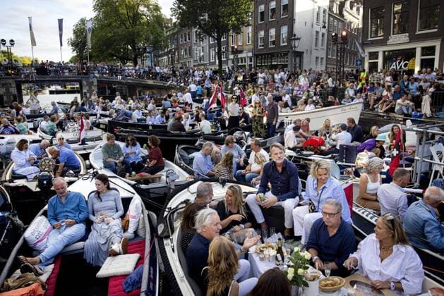 Bilder des Jahres 2023, Entertainment 08 August Entertainment Themen der Woche KW33 Entertainment Bilder des Tages AMSTERDAM - Audience during the 41st edition of the annual Prinsengracht concert. The classical open-air concert has been on a floating stage in the canal in front of the Hotel Pulitzer since 1981. ANP RAMON VAN FLYMEN netherlands out - belgium out  Copyright: xx x475872828x originalFilename: 475872828.jpg