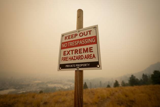 Bilder des Jahres 2023, News 08 August News Themen der Woche KW33 August 19, 2023, KELOWNA, BC, CANADA: A warning sign about fire risk is seen as smoke from wildfires fills the air, in Kelowna, B.C., Saturday, Aug. 19, 2023. KELOWNA CANADA  - ZUMAc35_ 20230819_zaf_c35_025 Copyright: xDarrylxDyckx