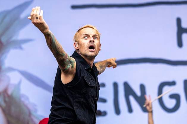 Bilder des Jahres 2023, Entertainment 08 August Entertainment Themen der Woche KW33 Ingo Knollmann von den Donots live auf dem Domplatz. Erfurt, 19.08.2023 *** Ingo Knollmann from the Donots live on the cathedral square Erfurt, 19 08 2023 Foto:xM.xKremerx xFuturexImage