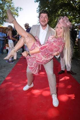 Bilder des Jahres 2023, Entertainment 08 August Entertainment Themen der Woche KW33 Entertainment Bilder des Tages 20.08.2023, Backbuchautor und RTL Moderator Rene Oliver trägt Miriam Behrens auf Händen - Besuch auf der Galopprennbahn Neue Bult beim Audi-Ascot Renntag in Hannover. Niedersachsen Deutschland *** 20 08 2023, baking book author and RTL presenter Rene Oliver carries Miriam Behrens on hands visit to the racecourse Neue Bult at the Audi Ascot race day in Hanover Lower Saxony Germany.