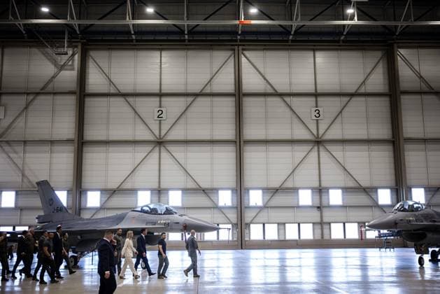 News Themen der Woche KW33 News Bilder des Tages EINDHOVEN - Ukrainian president Volodymyr Zelensky looks at the F16s in a hangar during a visit to Eindhoven Air Base. The Netherlands will supply F-16 fighter jets to Ukraine together with Denmark. ANP ROB ENGELAAR netherlands out - belgium out  Copyright: xx x475941744x originalFilename: 475941744.jpg