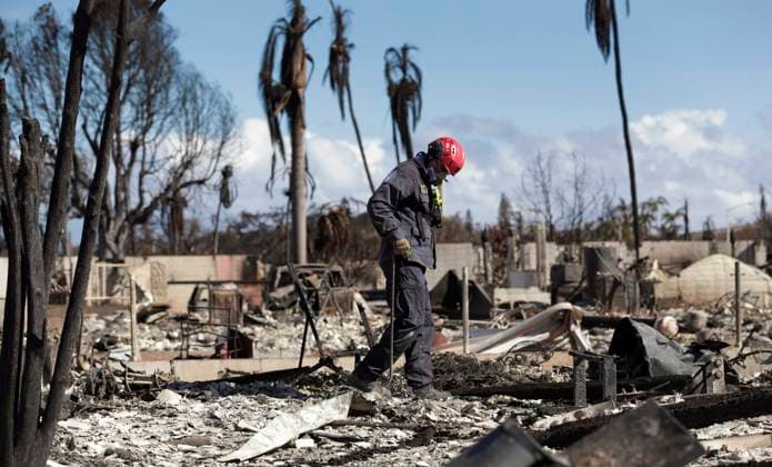 Bilder des Jahres 2023, News 08 August August 17, 2023, Lahaina, HI, United States: Urban Recovery teams comb through a neighborhood in the aftermath of wildfires that swept across Western Maui, August 17, 2023 in Lahaina, Maui, Hawaii. Wildfires fanned by high winds killed at least 100 people and destroyed thousands of homes on the island. Lahaina United States - ZUMAp138 20230817_zaa_p138_022 Copyright: xGlennxFawcett Cbpx