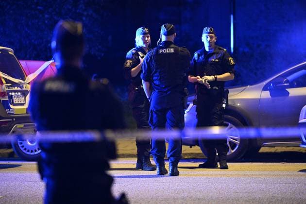 MALMÖ, SVERIGE 20230820 Polis pa plats efter en skottlossning pa Lönngarden i Malmö pa söndagskvällen. Enligt polisens hemsida skall en person anträffats skadad. MALMÖ SVERIGE x50090x *** MALMÖ, SVERIGE 20230820 Police on the scene after a shooting in Lönngarden in Malmö on Sunday evening According to the police website, one person has been injured MALMÖ SVERIGE x50090x  Copyright: xJohanxNilsson TTx SKOTTLOSSNING LÖNNGARDEN MALMÖ UKsChzi4UxA