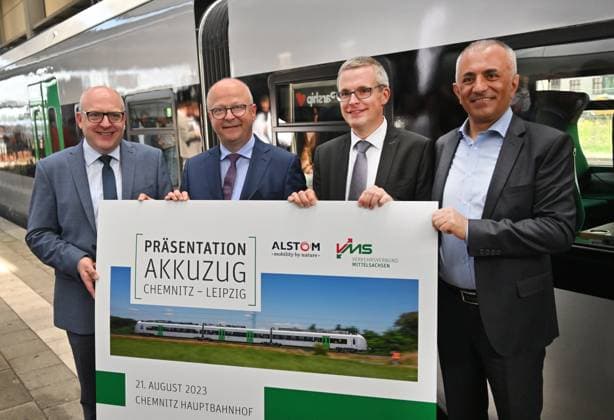 News Themen der Woche KW34 News Bilder des Tages Elektrifizierung mit Akkustrom Hauptbahnhof Chemnitz, Gleis 14. Großer Bahnhof für eine neue Bahn-Ära. Statt alter Reichsbahn-Waggons fahren ab Sommer 2024 auf der Bahnlinie zwischen Chemnitz und Leipzig Akku-Züge, die der Verkehrsverbund Mittelsachsen zur Verfügung stellt. Elf solcher Akku-Züge werden zukünftig eingesetzt. Sie funktionieren auch nach der Streckenelektrifizierung mit Oberleitungsstrom. Transdev ist nach Angaben des Verkehrsverbundes der erste Betreiber von batterieelektrischen Nahverkehrszügen in Sachsen. Die Akkus der Züge werden an den Endbahnhöfen in Chemnitz und Leipzig geladen, solange die Strecke Chemnitz - Leipzig nicht durchgehend elektrifiziert ist. Die Infrastruktur dafür wird bereits installiert.Im Chemnitz_Akkuzug2108-23_013