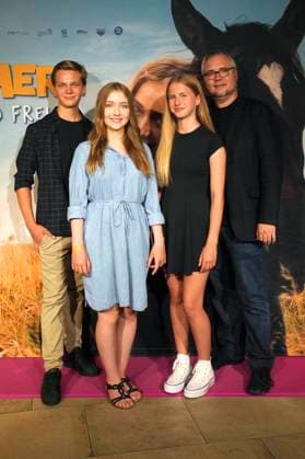 Entertainment Themen der Woche KW34 Entertainment Bilder des Tages Franz Ferdinand Krause, Martha Haberland, Felizia Trube und Markus Dietrich bei der Premiere des Kinofilms Ponyherz im Filmpalast. Köln, 21.08.2023 *** Franz Ferdinand Krause, Martha Haberland, Felizia Trube and Markus Dietrich at the premiere of the movie Ponyherz at the Filmpalast Köln, 21 08 2023 Foto:xK.xIlbogax xFuturexImagex ponyherz_koeln_3807