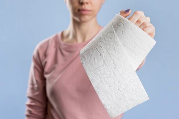 Vorderansicht Frau hält Toilettenpapierrolle *** Front view Woman holds Toilet paper roll Copyright: imageBROKER OleksandrxLatkun ibxole09466093.jpg ,model released, Symbolfoto ,property released