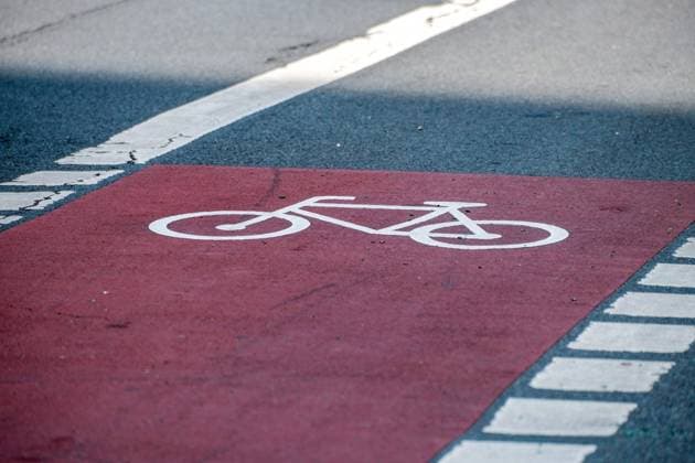 Düsseldorf 21.08.2023 Fahrradweg Fahrradwege Radweg Fahrrad Radfahren Fahrradfahren Strassenverkehr Unfallgefahr Düsseldorf Nordrhein-Westfalen Deutschland *** Duesseldorf 21 08 2023 bicycle lane bicycle lane bicycle cycling cycling road traffic accident danger Duesseldorf North Rhine Westphalia Germany