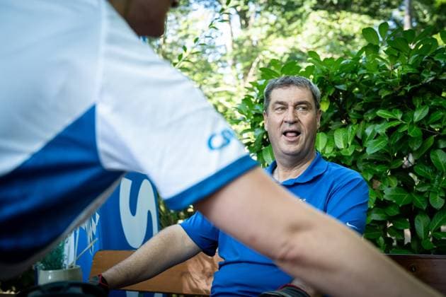 Radl und Radi Markus Söder auf Radltour durch Unterfranken, Ankunft Gaststube und Biergarten Fasanerie in Aschaffenburg Radl und Radi Markus Söder auf Radltour durch Unterfranken, Ankunft Gaststube und Biergarten Fasanerie in Aschaffenburg ,