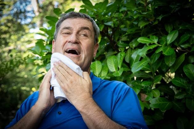 Radl und Radi Markus Söder auf Radltour durch Unterfranken, Ankunft Gaststube und Biergarten Fasanerie in Aschaffenburg Radl und Radi Markus Söder auf Radltour durch Unterfranken, Ankunft Gaststube und Biergarten Fasanerie in Aschaffenburg ,