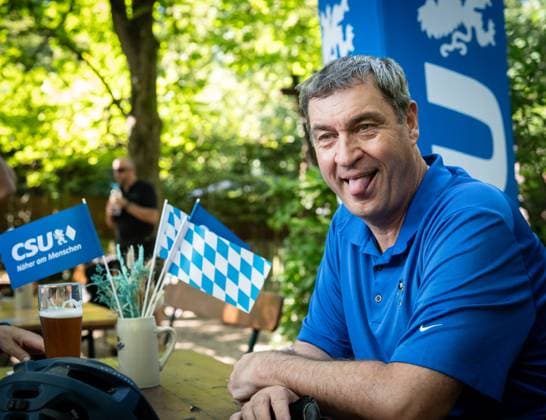 Radl und Radi Markus Söder auf Radltour durch Unterfranken, Ankunft Gaststube und Biergarten Fasanerie in Aschaffenburg Radl und Radi Markus Söder auf Radltour durch Unterfranken, Ankunft Gaststube und Biergarten Fasanerie in Aschaffenburg ,