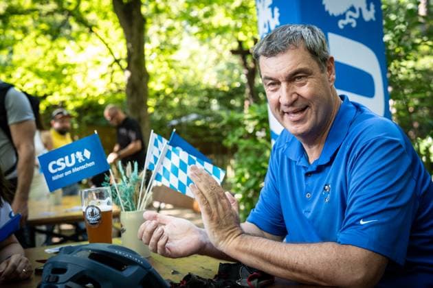 Radl und Radi Markus Söder auf Radltour durch Unterfranken, Ankunft Gaststube und Biergarten Fasanerie in Aschaffenburg Radl und Radi Markus Söder auf Radltour durch Unterfranken, Ankunft Gaststube und Biergarten Fasanerie in Aschaffenburg ,