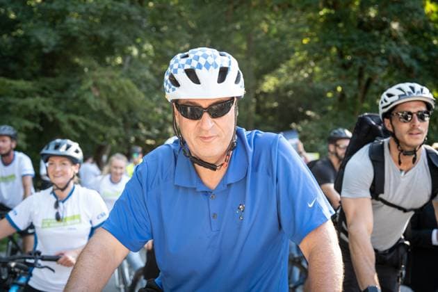 Radl und Radi Markus Söder auf Radltour durch Unterfranken, Ankunft Gaststube und Biergarten Fasanerie in Aschaffenburg Radl und Radi Markus Söder auf Radltour durch Unterfranken, Ankunft Gaststube und Biergarten Fasanerie in Aschaffenburg ,