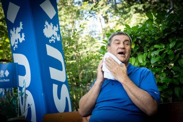 Radl und Radi Markus Söder auf Radltour durch Unterfranken, Ankunft Gaststube und Biergarten Fasanerie in Aschaffenburg Radl und Radi Markus Söder auf Radltour durch Unterfranken, Ankunft Gaststube und Biergarten Fasanerie in Aschaffenburg ,