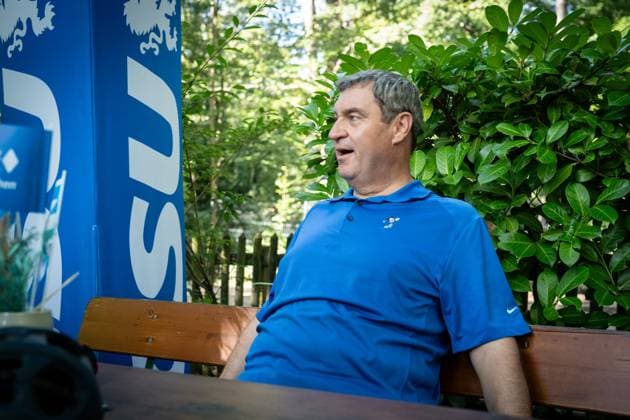 Radl und Radi Markus Söder auf Radltour durch Unterfranken, Ankunft Gaststube und Biergarten Fasanerie in Aschaffenburg Radl und Radi Markus Söder auf Radltour durch Unterfranken, Ankunft Gaststube und Biergarten Fasanerie in Aschaffenburg ,