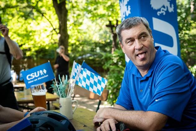 Radl und Radi Markus Söder auf Radltour durch Unterfranken, Ankunft Gaststube und Biergarten Fasanerie in Aschaffenburg Radl und Radi Markus Söder auf Radltour durch Unterfranken, Ankunft Gaststube und Biergarten Fasanerie in Aschaffenburg ,