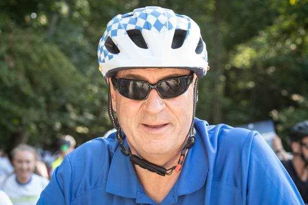 Radl und Radi Markus Söder auf Radltour durch Unterfranken, Ankunft Gaststube und Biergarten Fasanerie in Aschaffenburg Radl und Radi Markus Söder auf Radltour durch Unterfranken, Ankunft Gaststube und Biergarten Fasanerie in Aschaffenburg ,