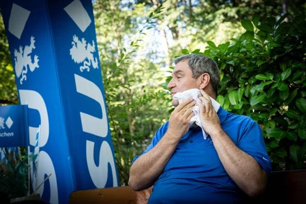 Radl und Radi Markus Söder auf Radltour durch Unterfranken, Ankunft Gaststube und Biergarten Fasanerie in Aschaffenburg Radl und Radi Markus Söder auf Radltour durch Unterfranken, Ankunft Gaststube und Biergarten Fasanerie in Aschaffenburg ,
