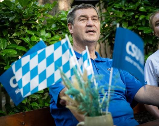 Radl und Radi Markus Söder auf Radltour durch Unterfranken, Ankunft Gaststube und Biergarten Fasanerie in Aschaffenburg Radl und Radi Markus Söder auf Radltour durch Unterfranken, Ankunft Gaststube und Biergarten Fasanerie in Aschaffenburg ,