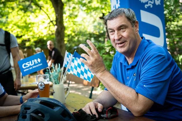Radl und Radi Markus Söder auf Radltour durch Unterfranken, Ankunft Gaststube und Biergarten Fasanerie in Aschaffenburg Radl und Radi Markus Söder auf Radltour durch Unterfranken, Ankunft Gaststube und Biergarten Fasanerie in Aschaffenburg ,