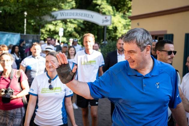Radl und Radi Markus Söder auf Radltour durch Unterfranken, Ankunft Gaststube und Biergarten Fasanerie in Aschaffenburg Radl und Radi Markus Söder auf Radltour durch Unterfranken, Ankunft Gaststube und Biergarten Fasanerie in Aschaffenburg ,
