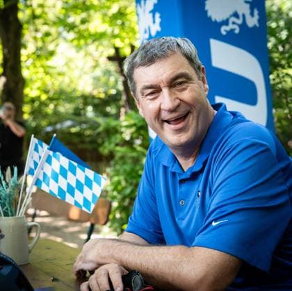 Radl und Radi Markus Söder auf Radltour durch Unterfranken, Ankunft Gaststube und Biergarten Fasanerie in Aschaffenburg Radl und Radi Markus Söder auf Radltour durch Unterfranken, Ankunft Gaststube und Biergarten Fasanerie in Aschaffenburg ,