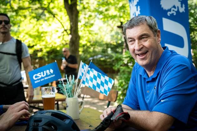Radl und Radi Markus Söder auf Radltour durch Unterfranken, Ankunft Gaststube und Biergarten Fasanerie in Aschaffenburg Radl und Radi Markus Söder auf Radltour durch Unterfranken, Ankunft Gaststube und Biergarten Fasanerie in Aschaffenburg ,