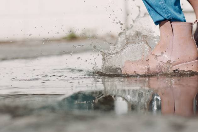 Woman wearing rain rubber boots walking running and jumping into puddle with water splash and drops in autumn rain Woman wearing rain rubber boots walking running and jumping into puddle with water splash and drops in autumn rain. ,model released, Symbolfoto Copyright: xZoonar.com Maxx4ex 17675146 ,model released, Symbolfoto ,property released