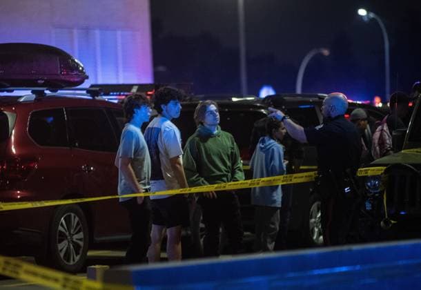 Kanada, Polizei-Ermittlungen nach Schießerei in der West Edmonton Mall in Edmonton August 21, 2023, EDMONTON, AB, CANADA: Police investigate the scene of a multiple shooting at West Edmonton Mall in Edmonton, Alberta on Monday August 21, 2023. Police say three people have been seriously injured in a shooting at West Edmonton Mall. EDMONTON CANADA  - ZUMAc35_ 20230821_zaf_c35_114 Copyright: xJasonxFransonx