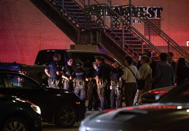 Bilder des Jahres 2023, News 08 August News Themen der Woche KW34 News Bilder des Tages Kanada, Polizei-Ermittlungen nach Schießerei in der West Edmonton Mall in Edmonton August 21, 2023, EDMONTON, AB, CANADA: Police investigate the scene of a multiple shooting at West Edmonton Mall in Edmonton, Alberta on Monday August 21, 2023. Police say three people have been seriously injured in a shooting at West Edmonton Mall. EDMONTON CANADA  - ZUMAc35_ 20230821_zaf_c35_115 Copyright: xJasonxFransonx
