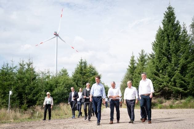 News Themen der Woche KW34 News Bilder des Tages Bundeskanzler und der Ministerpraesident von NRW besuchen den Buerger-Windpark Simmerath Bundeskanzler Olaf Scholz gemeinsam mit Hendrik Wuest Ministerpraesident von Nordrhein-Westfalen, Bernd Goffart Buergermeister der Gemeinde Simmerath und Staedteregionsrat Dr. Tim Gruettemeier bei ihrem Besuch des Buerger-Windpark Simmerath in Nordrhein-Westfalen. Dort wird ihnen das Konzept des Windparks vorgestellt. Die Buergerinnen und Buerger profitieren direkt von deren Betrieb: Ein Teil der Ertraege kommt dem Gemeindehaushalt zugute. Damit ist die Gemeinde in der Staedteregion Aachen ein herausragendes Beispiel für die erfolgreiche Umsetzung der Energiewende., Simmerath, 22.08.2023 Simmerath Nordrhein-Westfalen Deutschland *** Federal Chancellor