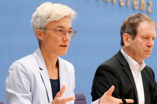 News Themen der Woche KW34 News Bilder des Tages Brigitte Knopf und Hans-Martin Henning bei der Bundespressekonferenz Expertenrat für Klimafragen: Veröffentlichung der Stellungnahme zum Klimaschutzprogramm 2023 und des Prüfberichts für die Sektoren Gebäude und Verkehr im Haus der Bundespressekonferenz. Berlin, 22.08.2023 *** Brigitte Knopf and Hans Martin Henning at the Federal Press Conference Expert Council on Climate Issues Publication of the Statement on the Climate Protection Program 2023 and the Review Report for the Buildings and Transport Sectors at the Haus der Bundespressekonferenz Berlin, 22 08 2023 Foto:xF.xKernx xFuturexImagex klimafragen_3828