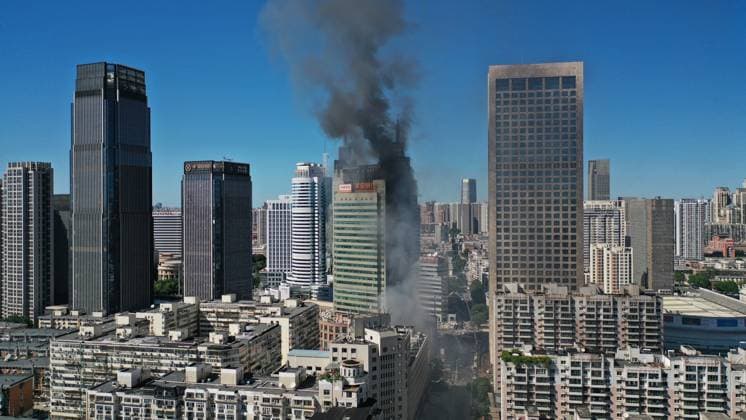 News Themen der Woche KW34 News Bilder des Tages TIANJIN, CHINA - AUGUST 22: Flames and smoke rise from the 27-story Xintiandi Building on August 22, 2023 in Tianjin, China. The exterior wall of the skyscraper was caught fire on Tuesday afternoon. No casualties have been reported so far.  Copyright: xVCGx 111450629057