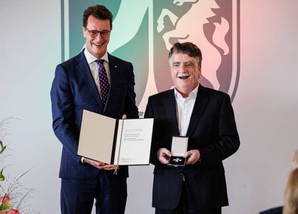 22.08.2023. Düsseldorf. NRW-Ministerpräsident Hendrik Wüst (li.) verleiht den Verdienstorden des Landes Nordrhein-Westfalen an Staatsminister a. D. Michael Groschek aus Düsseldorf (re.). Der frühere Generalsekretär und spätere Vorsitzende der SPD in Nordrhein-Westfalen hat als langjähriges Ratsmitglied in seiner Heimatstadt Oberhausen und Minister für Bauen, Wohnen, Stadtentwicklung und Verkehr des Landes Nordrhein-Westfalen sichtbare Spuren hinterlassen: Bezahlbaren Wohnraum schaffen, alte Stadtquartiere behutsam modernisieren, die Bürgerinnen und Bürger stärker an politischen Entscheidungen und Planungen beteiligen, eine moderne Verkehrsinfrastruktur im Transitland Nordrhein-Westfalen und Mobilität gerade für ältere Menschen sichern, geh