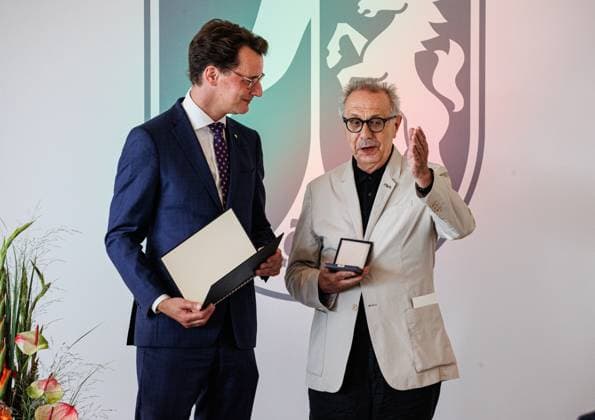 22.08.2023. Düsseldorf. NRW-Ministerpräsident Hendrik Wüst (li.) verleiht den Verdienstorden des Landes Nordrhein-Westfalen an Dieter Kosslick aus Berlin (re.). Der seinerzeit erste Geschäftsführer der Filmstiftung NRW hat die Entwicklung Nordrhein-Westfalens zu einem der wichtigsten europäischen Film- und Medienstandorte mit sichtbaren Erfolgen vorangetrieben. So holte er zum Beispiel zahlreiche internationale Filmproduktionen nach Nordrhein-Westfalen. Zugleich kümmerte er sich um die Ausbildung des Filmnachwuchses etwa an der von ihm gegründeten internationalen filmschule Köln . Als Chef der Berlinale führte Dieter Kosslick die Filmfestspiele zu neuem Glanz und internationalem Ruhm. Heute ist er unter anderem Jury-Vorsitzender des Carl-